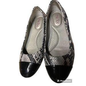 Me‎ Too Silver and Black Ballet Flats SZ 7M